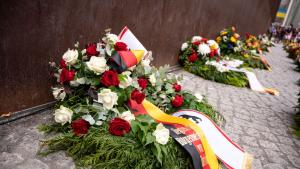 Ein Gedenkkranz liegt bei der Gedenkveranstaltung für die Opfer von Mauer und Teilung vor dem Mahnmal. Foto: Fabian Sommer/dpa