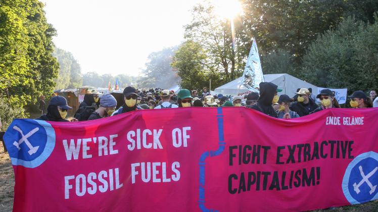 Klimaaktivisten ziehen durch Hamburg