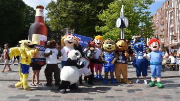 Ein Treffen der besonderen Art: Alles Rostocker Maskottchen haben sich auf dem Uniplatz in Rostock versammelt.