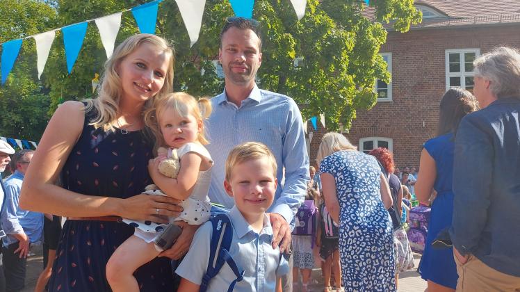 Freuen sich alle auf die Schulzeit: Erstklässler Jonas, seine kleine Schwester und seine Eltern Doreen und Daniel Krätschmann.