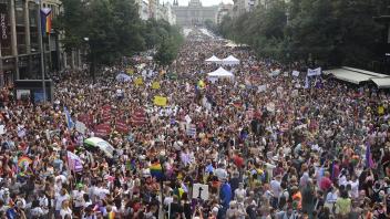 Die Regenbogenparade in Prag. Foto: Vondrou? Roman/CTK/dpa