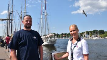 Zu den guten Seelen und fleißigen Helfern der Hanse Sail gehören auch die Rostocker Anja Streichert und Nico Reinke. Beide engagieren sich seit Jahren ehrenamtlich beim Seglertreffen - und das mit Leidenschaft.