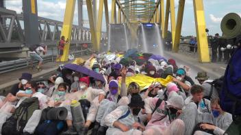 Klimaaktivisten besetzen Katwykbrücke