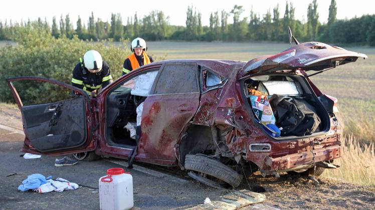 Schlimmer Unfall auf A 19 in Rostock: BMW rast in ausscherenden Toyota und schleudert auf Acker - fünf Verletzte – Feuerwehr im Großeinsatz