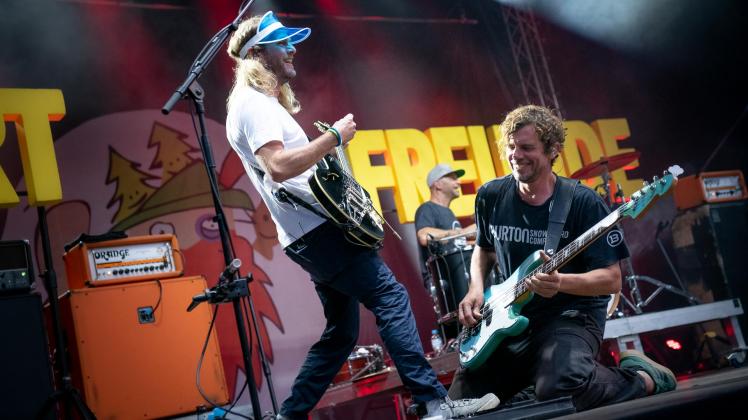 Jamel rockt den Förster 2022  . Vor fast ausverkaufter Arena feierten an die 2500 Fans  am Sonnabend die Sportfreunde Stiller als Hauptband am Abend. 13.08.2022 Foto Volker Bohlmann