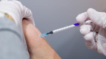 ARCHIV - Für September wird die Zulassung neuer Impfstoffe für die Omikron-Varianten BA.1 und BA.5 erwartet. Foto: Daniel Karmann/dpa