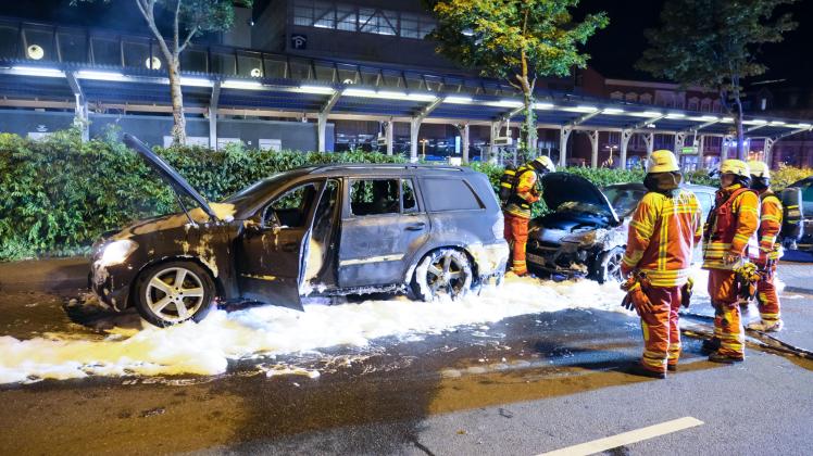 Am ZOB in Flensburg brannte zunächst der Mercedes-SUV. Das Feuer griff dann auf den dahinter geparkten Opel Corsa über.