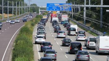 Stau auf der A1 Richtung Fehmarn: Autofahrer brauchten viel Geduld am Samstag auf den Straßen. Auch Ausweichstrecken waren voll.