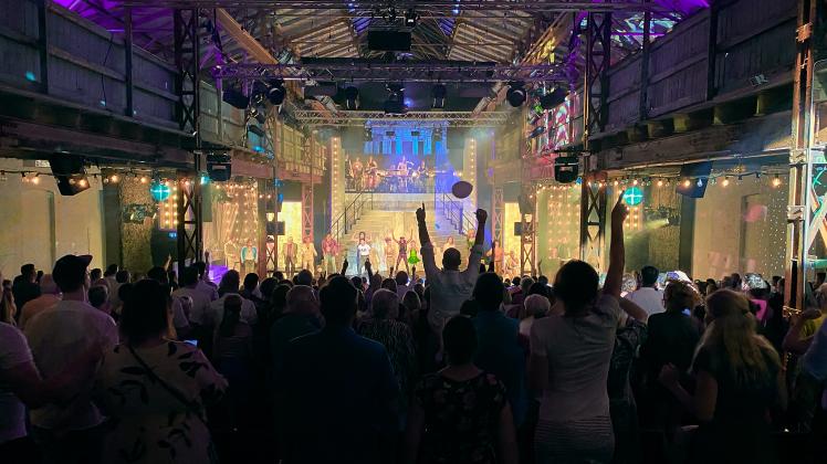 Das  Musical „Heat Wave“ feierte am Sonnabend Premiere in der Halle 207 in Rostock und begeisterte das Publikum in der fast ausverkauften Halle.