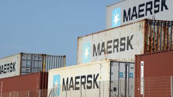 ARCHIV - Container des Schifffahrtskonzerns Maersk stehen gestapelt im Tema-Hafen in Accra (Ghana). Foto: Gioia Forster/dpa