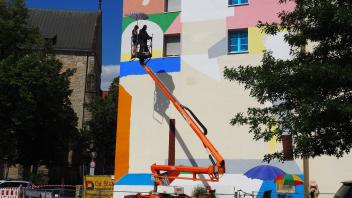 Soll dauerhaft an der Fassade des Marienhospitals erhalten bleiben: Die Arbeit des Berliner Künstlerduos 44flavours, die zurzeit im Rahmen des famOS Festivals entsteht.  