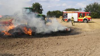 Ein Landwirt half den Feuerwehrleuten dabei eine Brandausbreitung zu verhindern. 