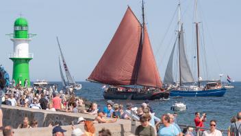 31. Hanse-Sail in Rostock: am Sonnabend-Vormittag auf und neben der Warnemünder Westmole bewundern tausende Schaulustige  die aus- und einlaufenden Segelschiffe.
Foto: Georg Scharnweber