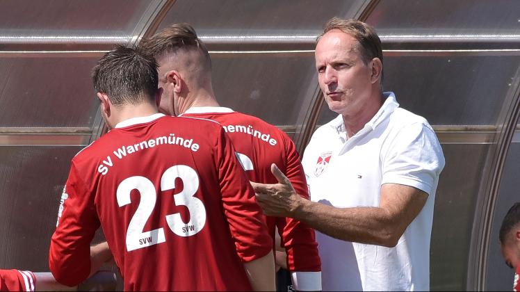 Trainer Heiko März (rechts) mit Philipp Scheller (Nr. 23) und Marco Sander. Nach seiner Rückkehr zum SV Warnemünde feierte der 57-Jährige zwei Siege - jeweils einen im Landespokal und in der Verbandsliga.