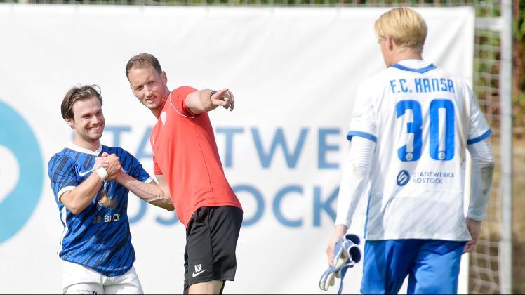 Hansas U-23-Trainer Kevin Rodewald (Mitte) beglückwünscht Maurice Schah Sedi zum umjubelten Derbysieg. Rechts: FCH-Torwart Max Hagemoser.