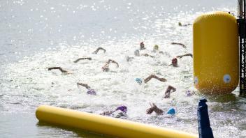 Bei der Staffel müssen die Teilnehmenden 300 Meter schwimmen. Foto: Ulrich Gamel/Kolbert-Press/dpa/Archivbild