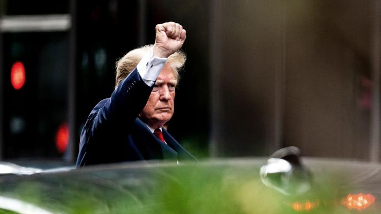 dpatopbilder - Ex-US-Präsident Donald Trump gestikuliert, als er den Trump Tower in New York verlässt. Foto: Julia Nikhinson/AP/dpa