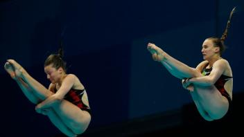 ARCHIV - Will um die EM-Medaillen mitkämpfen: Wasserspringerin Tina Punzel (r). Foto: Petr David Josek/AP/dpa/Archivbild