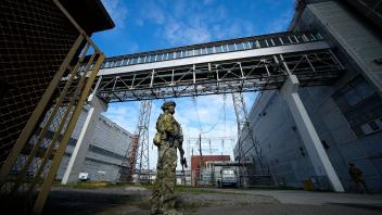 ARCHIV - Ein russischer Soldat bewacht einen Bereich des Kernkraftwerks Saporischschja. Das Foto wurde bei einer vom russischen Verteidigungsministerium organisierten Reise aufgenommenen. Foto: Uncredited/AP/dpa
