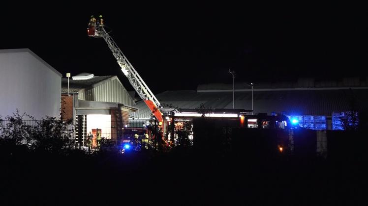 In einem Klinker-Werk in Bad Laer brach in der Nacht zu Montag ein Feuer aus. Die Flammen griffen auch auf das Dach der Produktionshalle über.