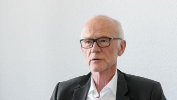 PRODUKTION - Jürgen Allemeyer, Geschäftsführer des Studierendenwerks Hamburg, spricht. Foto: Markus Scholz/dpa/Archivbild