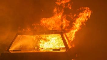 ARCHIV - Ein Auto steht in Flammen. Foto: David Young/dpa/Symbolbild