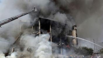 Feuerwehrleute veruschen den Brand zu löschen. Foto: Vahram Baghdasaryan/PHOTOLURE/AP/dpa