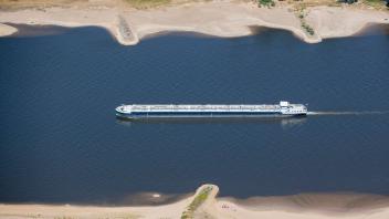 ARCHIV - Ein Schiff mit wenig Ladung fährt bei Köln bei niedrigem Wasserstand auf dem Rhein. Foto: Christoph Reichwein/dpa
