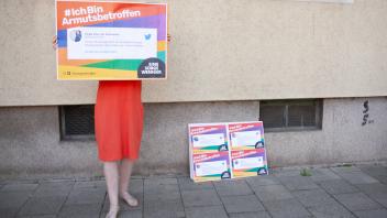 IchBinArmutsbetroffen Fotoaktion Am 18.6.2022 gab es in München ein Fotoflashmob der Kampagne Ich Bin Armutsbetroffen.