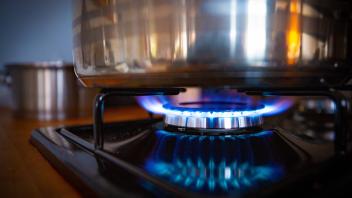 Gasflamme an einem Gasherd mit Kochtöpfen, Gaspreisverteuerung, *** Gas flame on a gas stove with cooking pots, gas pric