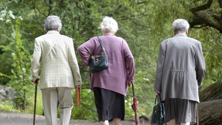Seniorinnen beim Spaziergang