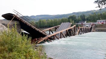 Eine fast 150 Meter lange Brücke über den Fluss Laagen ist im Tal von Gudbrandsdalen zusammengebrochen. Foto: Geir Olsen/NTB/dpa