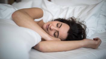 Beautiful young woman sleeping on bed at bedroom Copyright: xLightpoetx Panthermedia27968453 ,model released, Symbolfoto