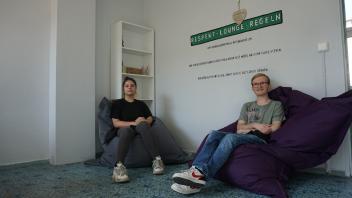 Birgit und Philip gehören zu dem Team, das in dem Ausweichgebäude der Astrid-Lindgren-Schule Schwerin in den Sommerferien die Respekt-Lounge gestaltet hat.