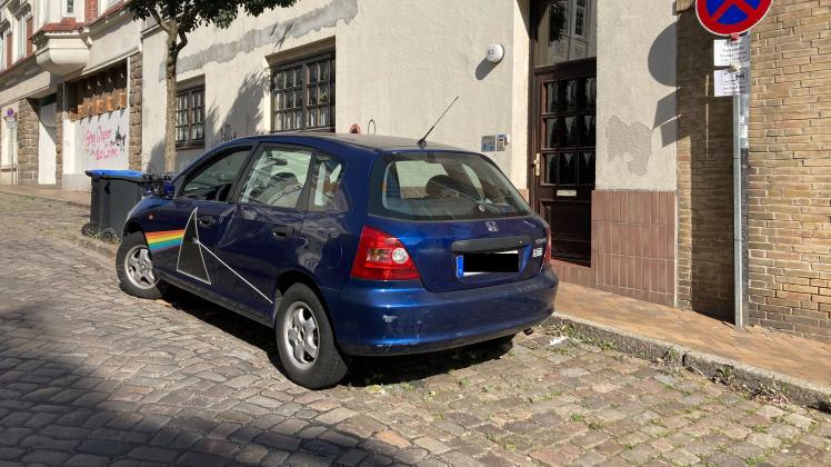 Seit Wochen steht ein blauer Hyundai ohne Anwohner-Parkausweis im Halteverbot – und wird weder abgeschleppt, noch werden Parktickets ausgestellt.