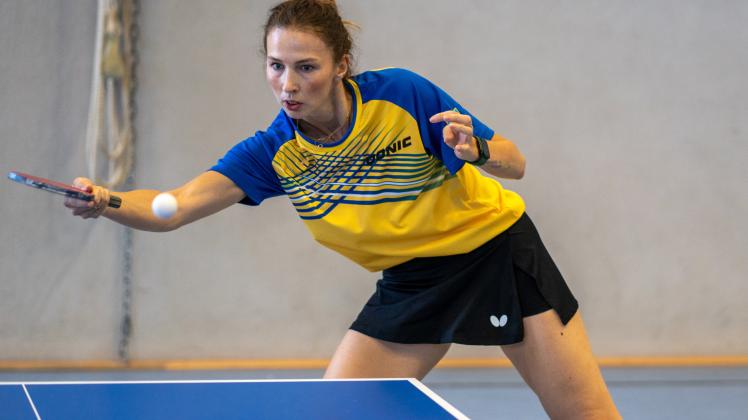 Eine Tischtennisspielerin aus der Ukraine spielt jetzt in Dissen. 