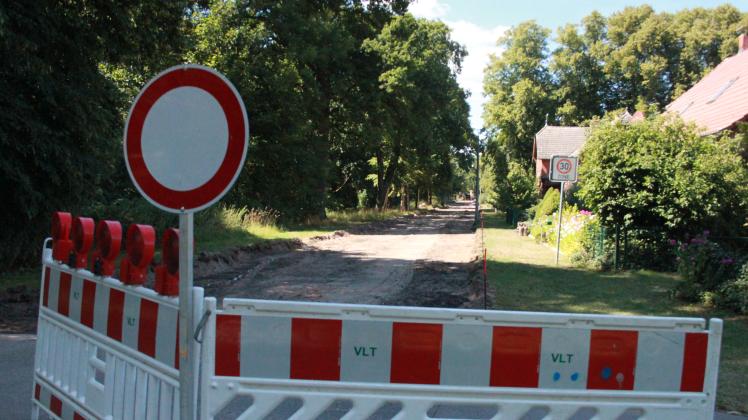Die Asphaltierungsarbeiten am Langenheider Weg sollen bis Mitte september abgeschlossen sein