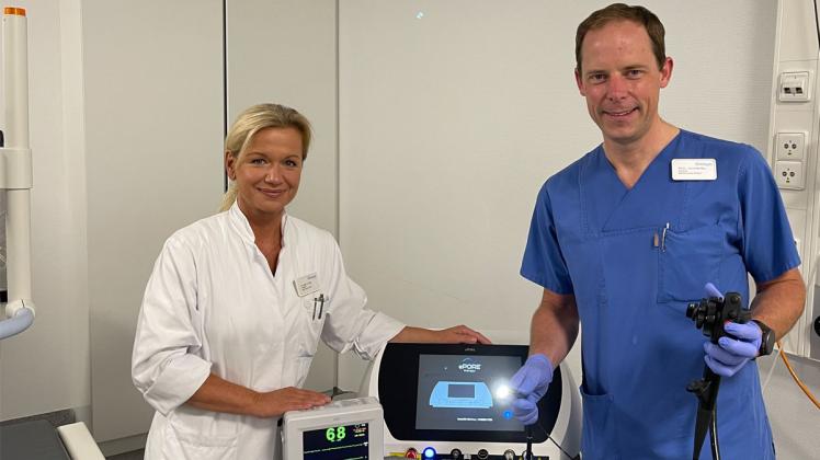 ADVERTORIAL-Klinikum Osnabrück-Dr. Corinna Petz und PD Dr. Johannes Rey mit dem neuen „ePORE EndoVE“- Therapiegerät.