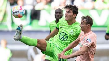 ARCHIV - Jonas Wind (l) wird dem VfL Wolfsburg länger fehlen. Foto: Swen Pförtner/dpa - Nutzung nur nach schriftlicher Vereinbarung mit der dpa