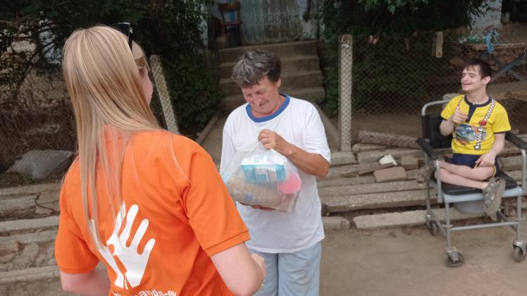 Lebensmittel, Kleidung und Sanitärbedarf verteilen die Ehrenamtlichen von Helping Hands an Bedürftige in Moldawien.