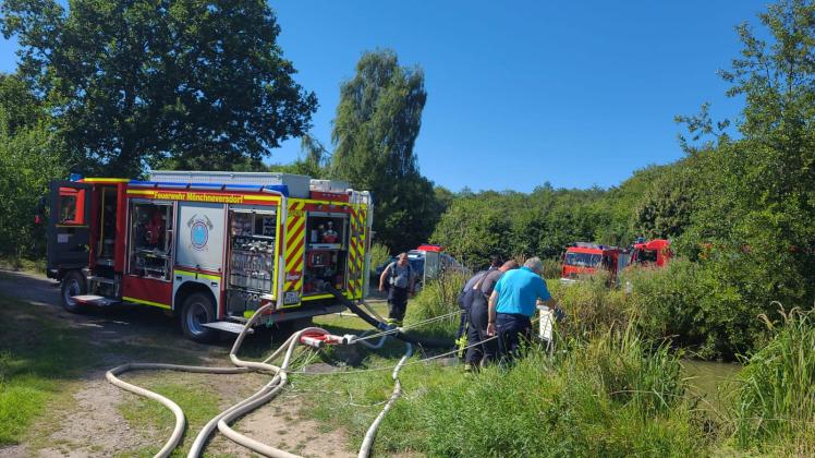 Die Feuerwehr aus Schönwalde pumpte aus dem Angelteich mehrere tausend Liter pro Minute in eine Zulauf Richtung Lachsbach.