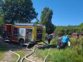 Die Feuerwehr aus Schönwalde pumpte aus dem Angelteich mehrere tausend Liter pro Minute in eine Zulauf Richtung Lachsbach.