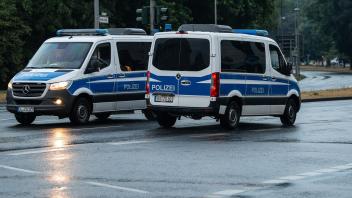 Einsatzfahrzeuge der Polizei fahren über die Straße. Foto: Swen Pförtner/dpa/Symbolbild