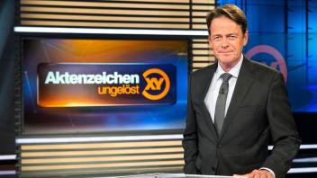 ARCHIV - ZDF-Moderator Rudi Cerne im Studio der Sendung «Aktenzeichen XY ... ungelöst». Foto: Sina Schuldt/dpa/Archivbild