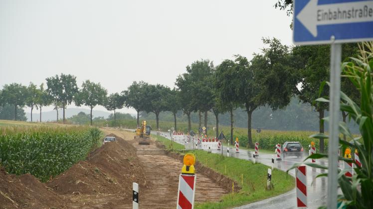 An der Allendorfer Straße in Borgloh haben die Arbeiten für den Radweg begonnen.
