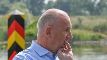 Dietmar Woidke informiert sich vor Ort über das Fischesterben in der Oder. Foto: Patrick Pleul/dpa