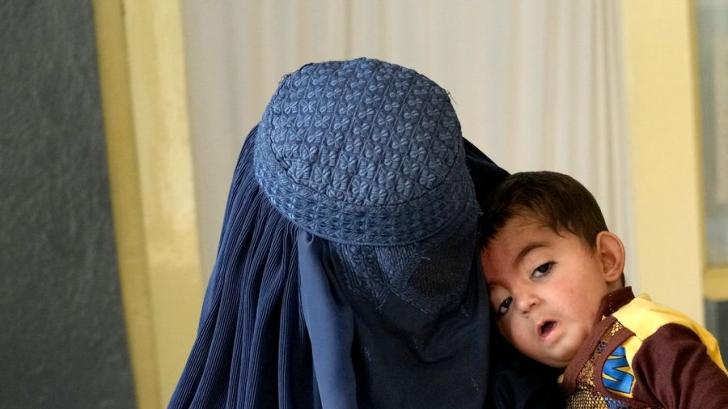 Frauen müssen sich in Afghanistan verschleiern. Das haben die Taliban entschieden. Foto: Ebrahim Noroozi/AP/dpa