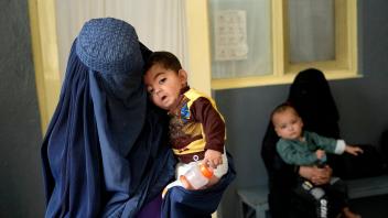 Frauen müssen sich in Afghanistan verschleiern. Das haben die Taliban entschieden. Foto: Ebrahim Noroozi/AP/dpa