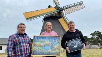 Volker Langfeld (von links), Vorsitzender des Mühlenvereins, freute sich, die neue Ausstellung mit Werken von Peter Kerwien und René Scheer zu eröffnen.

