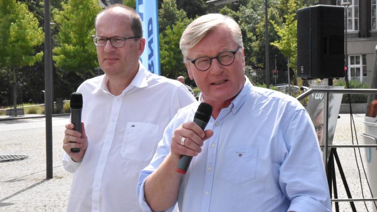 Bernd Althusmann (rechts), niedersächsischer CDU-Spitzenkandidat für die Landtagswahl, warb auch für den Delmenhorster Bewerber Jürgen Waßer.